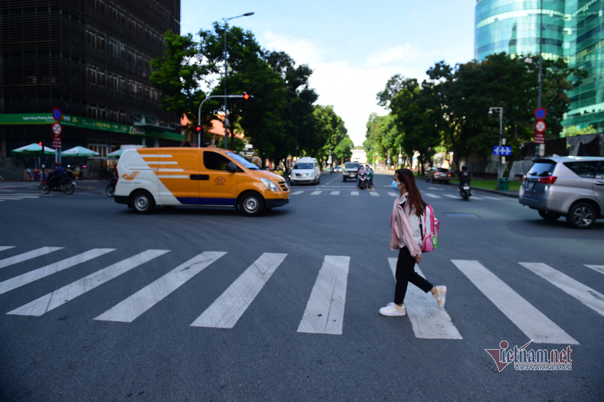 Mot tuan gian cach o TP.HCM, nguoi dan cam cu mong dich Covid-19 som qua-Hinh-14