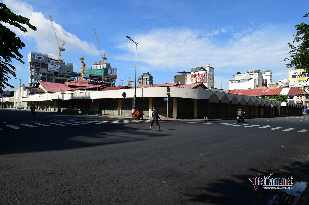 Mot tuan gian cach o TP.HCM, nguoi dan cam cu mong dich Covid-19 som qua-Hinh-5