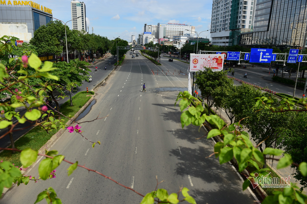 Mot tuan gian cach o TP.HCM, nguoi dan cam cu mong dich Covid-19 som qua-Hinh-19