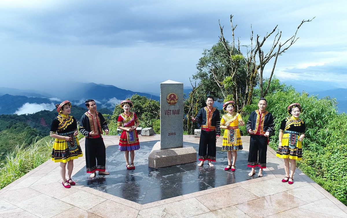 A Pa Chải được biết đến là điểm cực Tây của Tổ quốc, thuộc xã Sín Thầu, huyện Mường Nhé, tỉnh Điện Biên. Theo biển thông tin giới thiệu ở địa phương, tại A Pa Chải có cột mốc giao điểm đường biên giới của 3 nước Việt Nam - Lào - Trung Quốc, nằm trên đỉnh núi Khoan La San, cao hơn 1.860 m, tọa độ 22°24'02,295'' vĩ độ Bắc, 102º08'38,109" kinh độ Đông, xây dựng năm 2005. Ảnh: Trang TTĐT Điểm cực Tây.