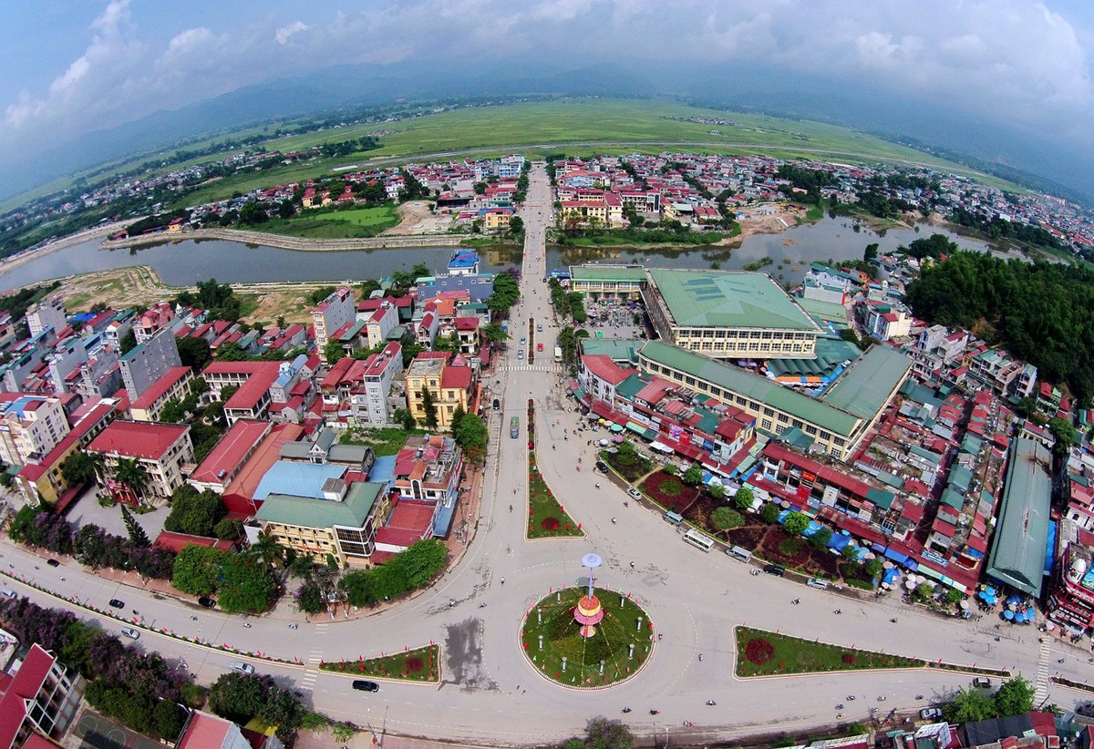 Cánh đồng Mường Thanh là địa danh nổi tiếng ở Điện Biên. Mường Thanh cũng là một phường của TP Điện Biên Phủ hiện nay. Theo Cổng TTĐT TP Điện Biên Phủ, nơi đây vốn được gọi là Mường Thanh, xuất phát từ chữ Mường Then theo tiếng dân tộc Thái, có nghĩa là "Xứ Trời". Còn tên gọi Điện Biên do vua Thiệu Trị đặt năm 1841, nghĩa là miền biên cương vững chãi. Phủ Điện Biên thời Thiệu Trị gồm 3 châu: Ninh Biên, Tuần Giáo và Lai Châu. Tên gọi Điện Biên hay Điện Biên Phủ xuất hiện từ đó. Ảnh: Mạnh Thắng.