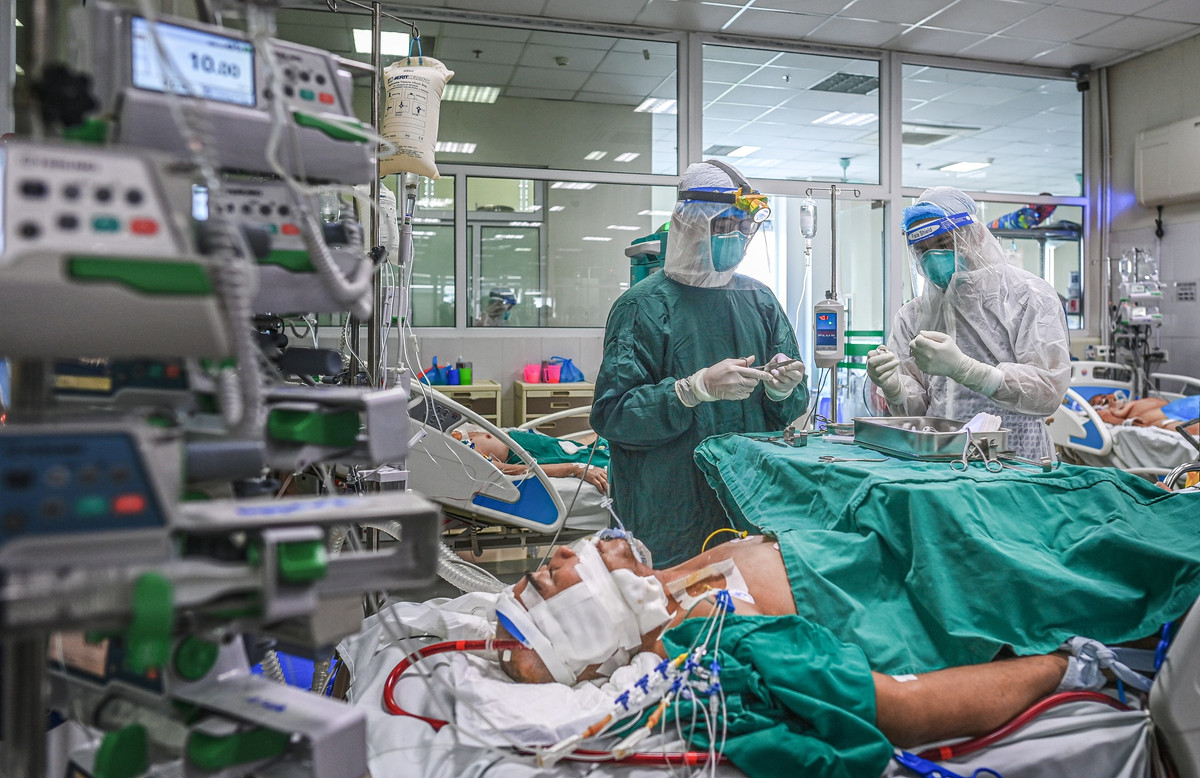 Bác sĩ Phạm Đăng Phúc (Khoa Hồi sức tích cực, BV Bệnh Nhiệt đới Trung ương) chia sẻ: "Kể từ khi đợt dịch thứ 4 bùng phát tại Việt Nam, chúng tôi đã tiếp nhận tổng số 69 bệnh nhân nặng từ các địa phương chuyển về, trong đó có nhiều trường hợp chạy ECMO, thở máy dài ngày thậm chí là phụ nữ mang thai... Đến nay, khoa đã điều trị khỏi 29 bệnh nhân. Đây là nguồn động lực tinh thần rất lớn đối với toàn bộ y bác sĩ".