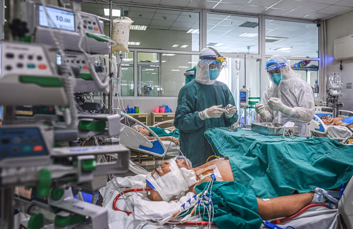 Bác sĩ Phạm Đăng Phúc (Khoa Hồi sức tích cực, BV Bệnh Nhiệt đới Trung ương) chia sẻ: "Kể từ khi đợt dịch thứ 4 bùng phát tại Việt Nam, chúng tôi đã tiếp nhận tổng số 69 bệnh nhân nặng từ các địa phương chuyển về, trong đó có nhiều trường hợp chạy ECMO, thở máy dài ngày thậm chí là phụ nữ mang thai... Đến nay, khoa đã điều trị khỏi 29 bệnh nhân. Đây là nguồn động lực tinh thần rất lớn đối với toàn bộ y bác sĩ".
