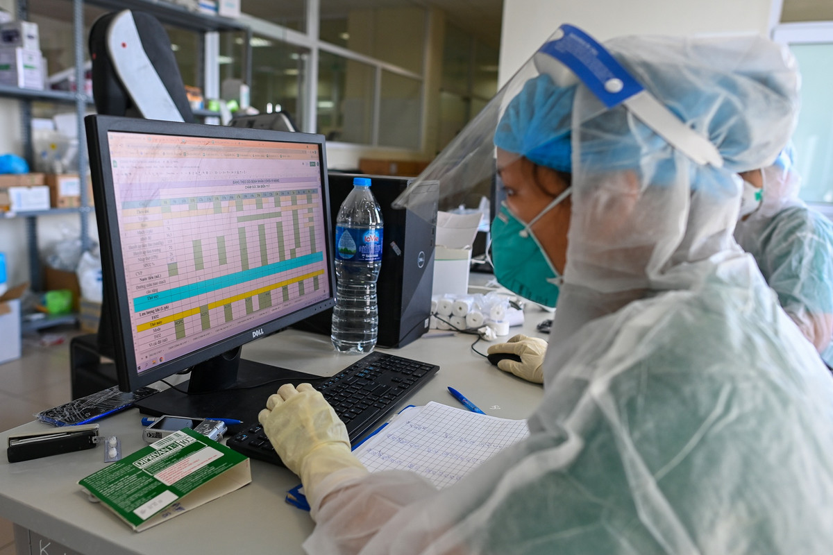 Hàng giờ, nhân viên y tế phải cập nhật các chỉ số sức khỏe của bệnh nhân để từ đó đưa ra phác đồ điều trị hiệu quả nhất.