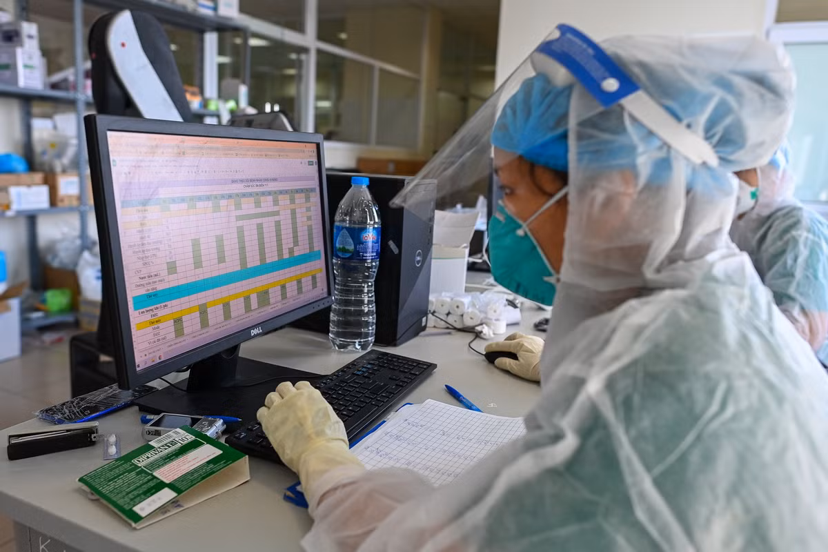 Hàng giờ, nhân viên y tế phải cập nhật các chỉ số sức khỏe của bệnh nhân để từ đó đưa ra phác đồ điều trị hiệu quả nhất.