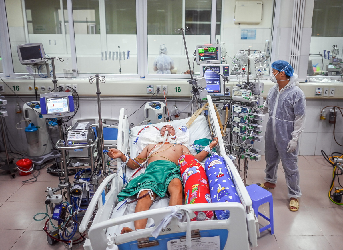 80 bác sĩ, điều dưỡng của khoa suốt hơn 2 tháng qua làm việc không kể ngày đêm. Họ được chia thành 3 ca, 4 kíp để theo dõi và điều trị các bệnh nhân mắc Covid-19 với tiên lượng rất nặng.