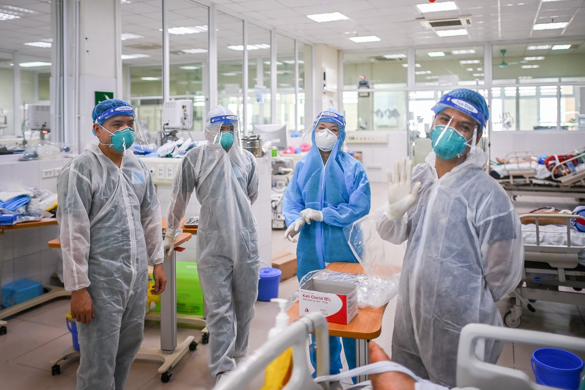 20 nhân viên y tế chia làm 3 ca điều trị thay phiên nhau. Sau khi kết thúc ca làm việc, họ thay đồ bảo hộ, khử khuẩn rồi trở về khu nghỉ được sắp xếp ngay bên trong khuôn viên của bệnh viện.