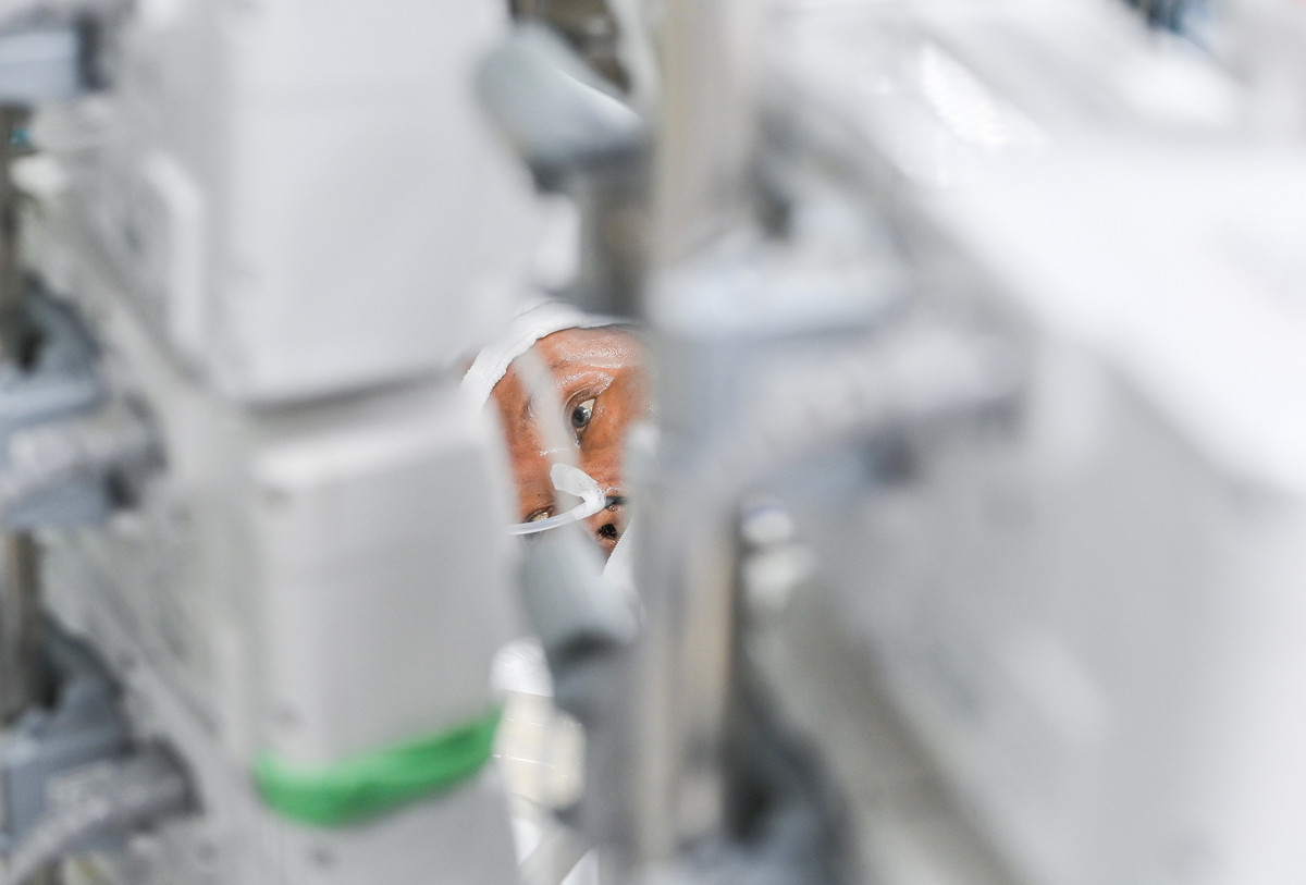 Mạng sống của các bệnh nhân mắc Covid-19 tại Khoa Hồi sức tích cực phụ thuộc hoàn toàn vào hệ thống máy móc và nỗ lực chăm sóc không ngừng nghỉ của đội ngũ y bác sĩ.