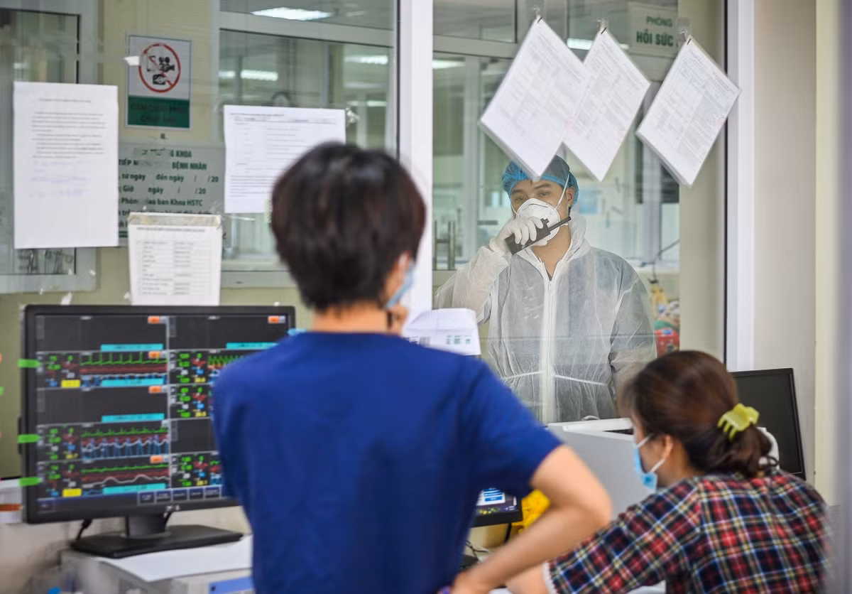 Ở phía ngoài, cán bộ y tế phòng điều hành hành chính liên lạc và trao đổi thông tin của các ca bệnh với các y bác sĩ phía bên trong khu điều trị qua bộ đàm.