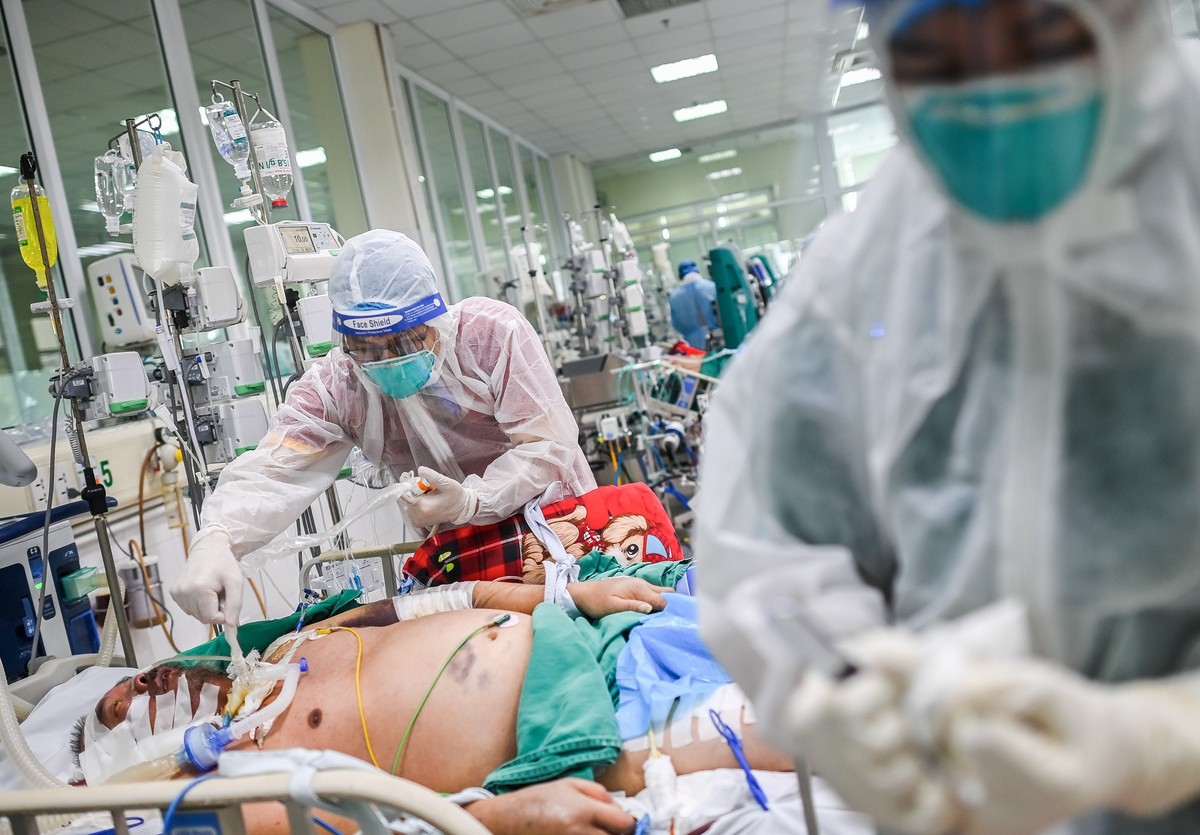 Tuy nhiên theo bác sĩ Phúc, thủ thuật mở khí quản sẽ khiến các bác sĩ có nguy cơ phơi nhiễm Covid-19 rất cao. Bởi trong quá trình phẫu thuật phải mở đường thở của bệnh nhân, tất cả khí ở phổi mang theo virus sẽ tràn ra ngoài không khí.