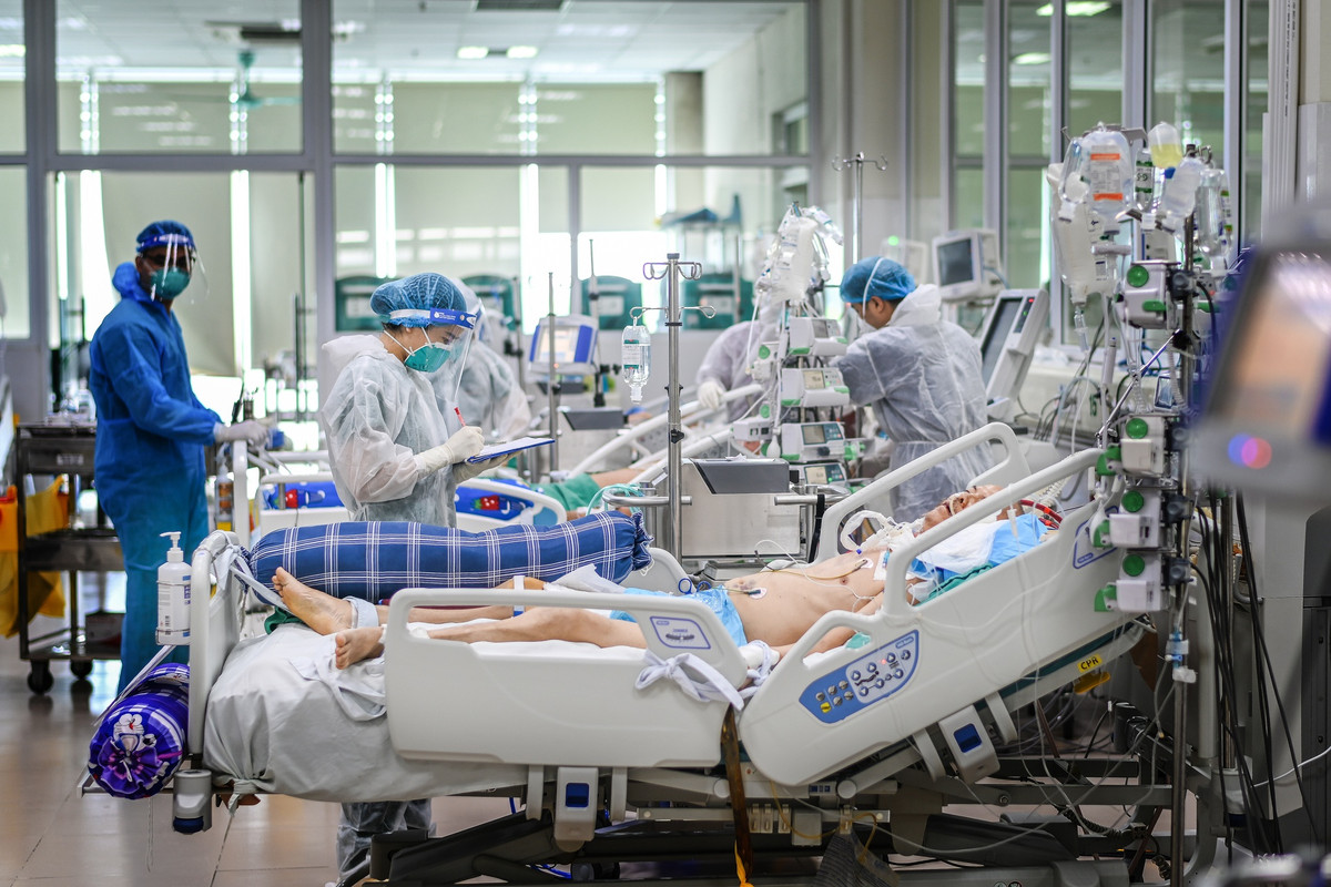 7/19 bệnh nhân trong khoa phải sử dụng ECMO và thuốc an thần. Họ được cố định với giường bệnh bằng dây vải mềm để tránh tình trạng khi tỉnh lại sẽ vô tình tháo các thiết bị trên người từ đó có thể ảnh hưởng tới tính mạng.