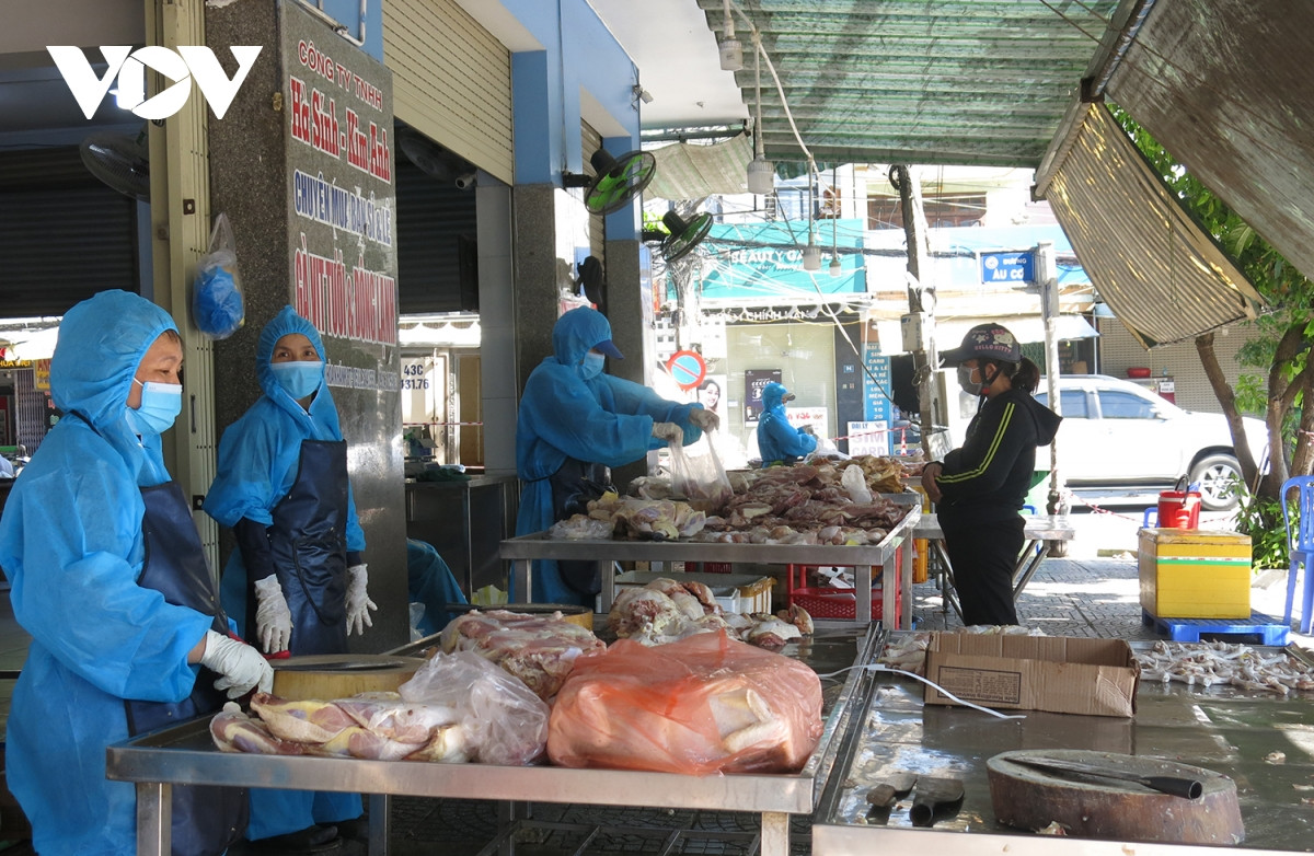 Nguoi dan 4 phuong “diem nong” tai Da Nang thuc hien nghiem gian cach xa hoi-Hinh-4
