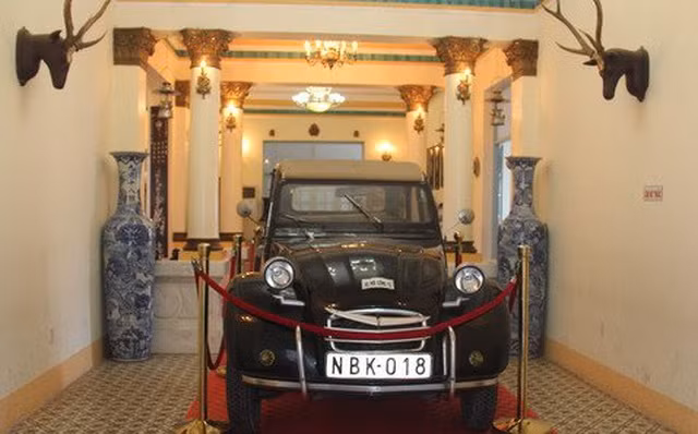 Theo sách Công tử Bạc Liêu: Sự thật và Giai thoại, cùng với vua Bảo Đại, công tử Bạc Liêu Trần Trinh Huy là người Việt đầu tiên sở hữu máy bay riêng. Trong cuộc đời mình, ông Trần Trinh Huy được cho là tiêu hết 5 tấn vàng của cha mẹ.