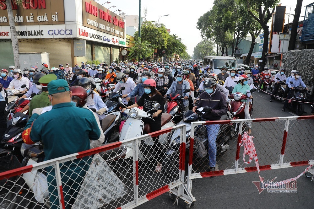 Nghin nguoi un tren pho o Go Vap, doi chot va keu goi han che ra duong