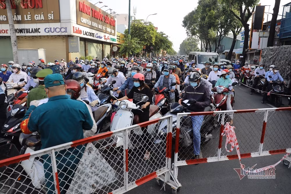 Nghin nguoi un tren pho o Go Vap, doi chot va keu goi han che ra duong