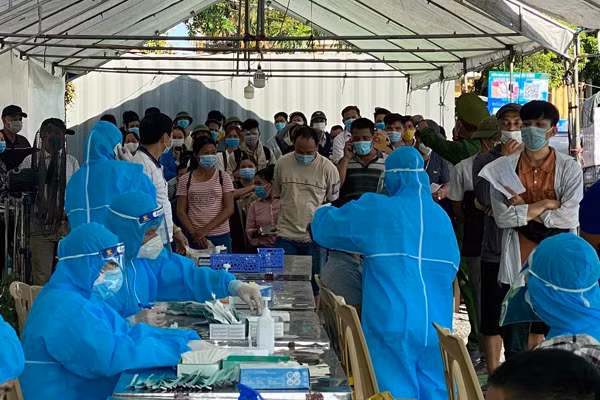 Ba nguoi duong tinh nCoV khi test nhanh tai chot kiem dich