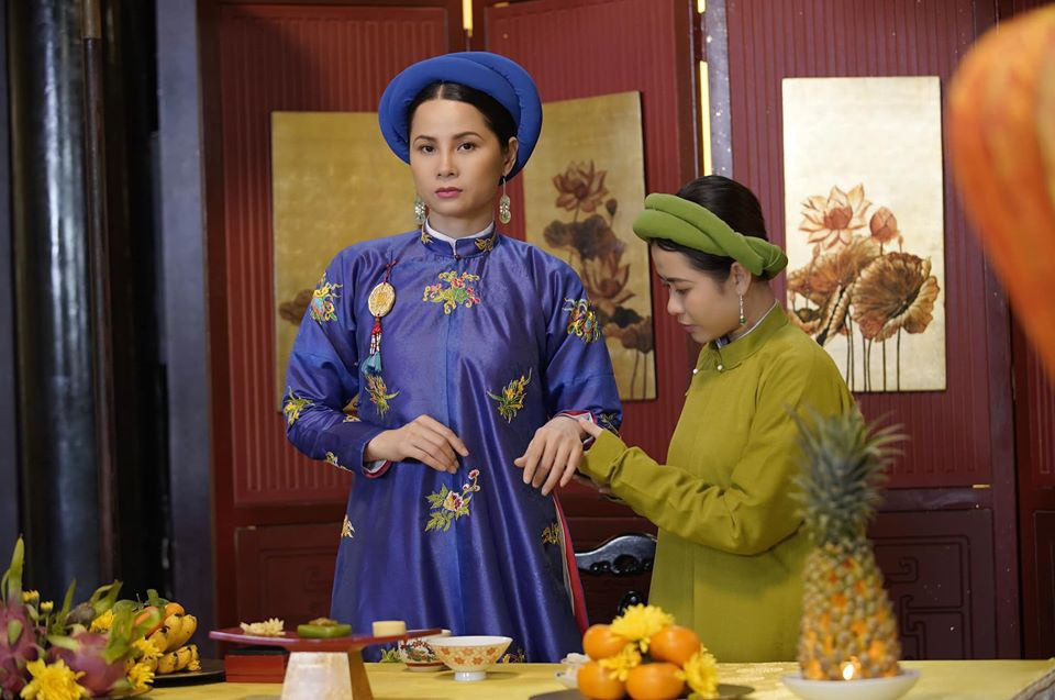 Cùng việc đặt thứ bậc nội cung, để tỏ rõ trật tự chính sự và nghi lễ trong cung, vua Minh Mạng còn đặt ra lục thượng (sáu yêu chuộng) để định rõ chức phận phải làm của các phi tần. Trong lục thượng, phần việc giữ nghi lễ, tiết văn (thượng nghi) được đặt lên hàng đầu. Tiếp đến là giữ của báu, châu ngọc (thượng trân); giữ đồ dùng, đồ chơi (thượng khí); giữ chăn, nệm, giường, màn (thượng phước); giữ thức ăn ngon, trà, hoa quả (thượng thực); giữ mũ, giày, áo, xiêm (thượng y).