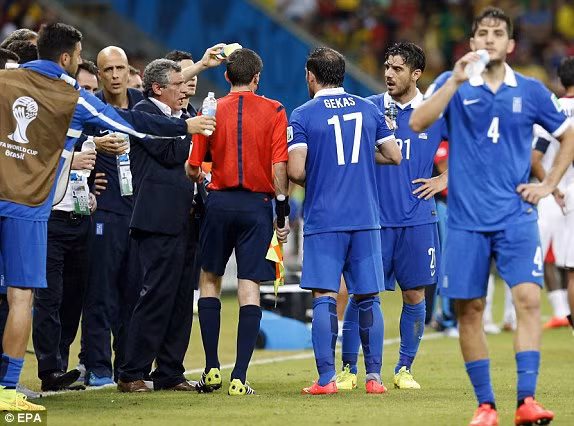 Các cầu thủ nghỉ ngơi trước khi bước vào hiệp phụ.