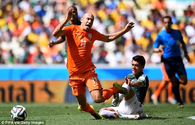 Robben bị phạm lỗi trong vòng cấm nhưng trọng tài không cho Hà Lan hưởng penalty.