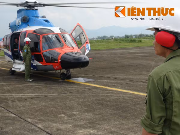 Phi công đang khởi động động cơ trực thăng EC155B1.