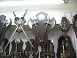  Không nên thấy các vật có góc nhọn. Các đồ vật có lưỡi sắc nhọn chẳng hạn như thanh gươm nếu treo đối diện cửa nhà có thể gây nên mâu thuẫn, xung đột giữa các thành viên. Điều này không có lợi cho sự chung sống hòa thuận của cả gia đình, ảnh hưởng đến sức khỏe và tài lộc của gia đình. 