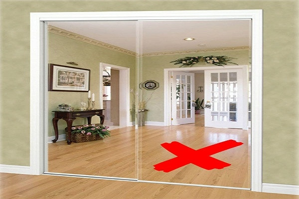 Đối diện cửa ra vào chính là vị trí không nên treo gương. Nhất là những loại gương soi toàn thân của phụ nữ thì càng không nên treo đối diện cửa ra vào. Nó sẽ mang đến điều không thuận lợi cho người sống trong nhà. 