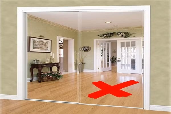 Đối diện cửa ra vào chính là vị trí không nên treo gương. Nhất là những loại gương soi toàn thân của phụ nữ thì càng không nên treo đối diện cửa ra vào. Nó sẽ mang đến điều không thuận lợi cho người sống trong nhà. 