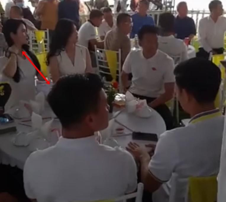 Bất ngờ danh tính cô gái nhường hoa cưới cho Hòa Minzy - Hình 3 Bat ngo danh tinh co gai nhuong hoa cuoi cho Hoa Minzy-Hinh-3