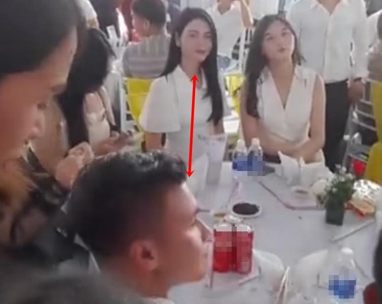 Bất ngờ danh tính cô gái nhường hoa cưới cho Hòa Minzy - Hình 5 Bat ngo danh tinh co gai nhuong hoa cuoi cho Hoa Minzy-Hinh-5