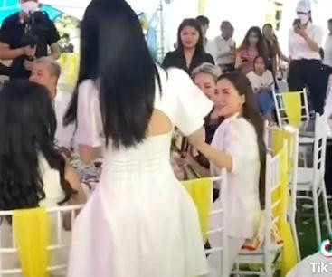 Bất ngờ danh tính cô gái nhường hoa cưới cho Hòa Minzy - Hình 2 Bat ngo danh tinh co gai nhuong hoa cuoi cho Hoa Minzy-Hinh-2