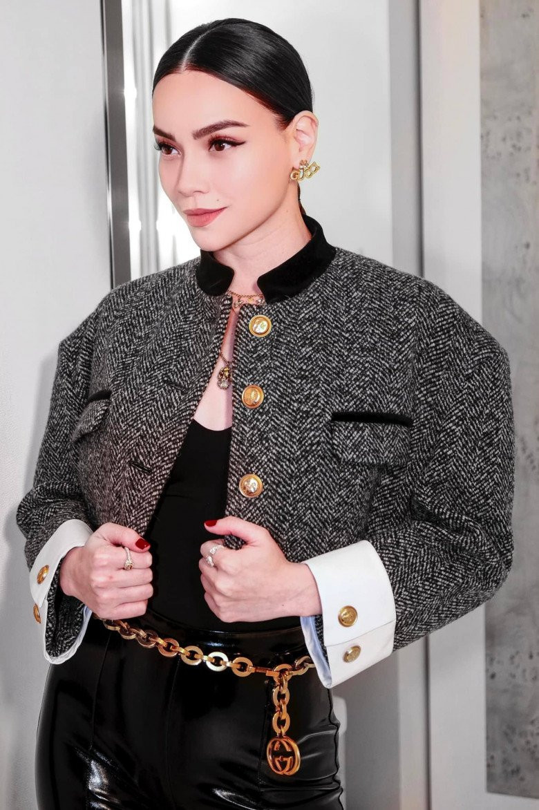 Tùy vào trang phục mà cô chọn phấn mắt và môi kết hợp với nhau. Tuy nhiên, luôn có 1 điểm chung chính là không đánh phần bọng mắt, cô cũng không chải mascara phần mi mắt dưới luôn.