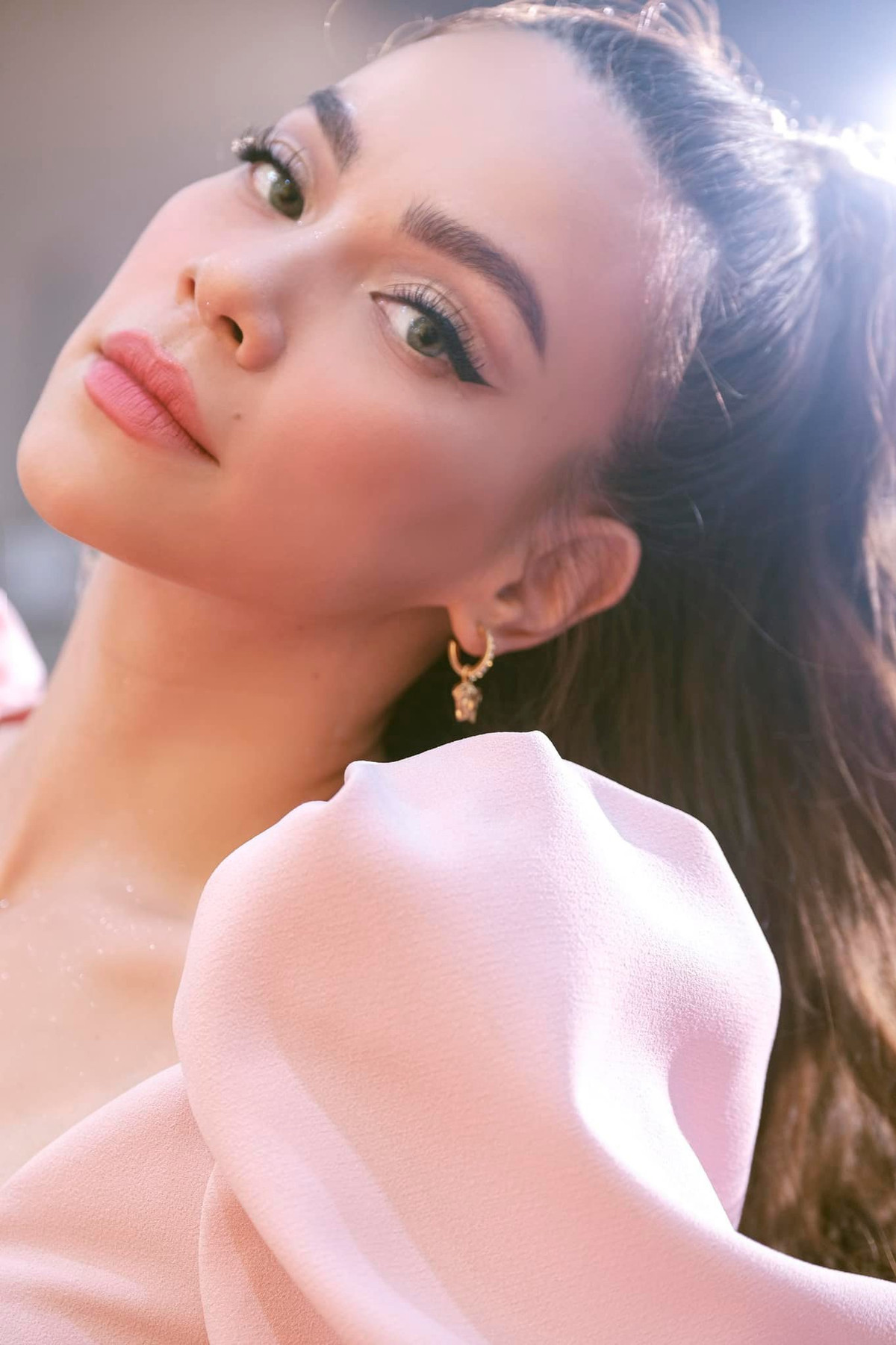 Cô luôn chỉ tập trung phần bầu mắt phía trên dù có thay đổi trang phục hay màu son gì chăng nữa. Có lẽ vì gương mặt Hà Hồ khá nhỏ, nếu tút tát phần mắt dưới sẽ làm con mắt to ra mà choáng hết diện tích gương mặt.