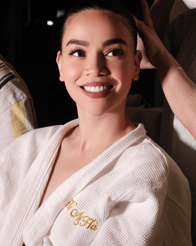 Hồ Ngọc Hà luôn có phong cách tút tát khác hẳn với các mỹ nhân Vbiz khác. Cô ưa chuộng cách vẽ mày chải gel tự nhiên, phần mày để khá to giúp cân bằng vầng trán cao.