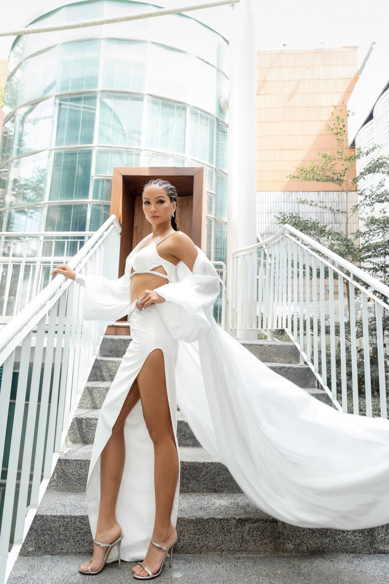 H’Hen Nie chia se hinh anh doi chan tren giay 12cm khien ai nhin cung khiep so-Hinh-3