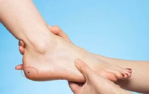 Nguoi phuc tuong duoc Than Phat che cho deu so huu 4 not ruoi nay o ban chan