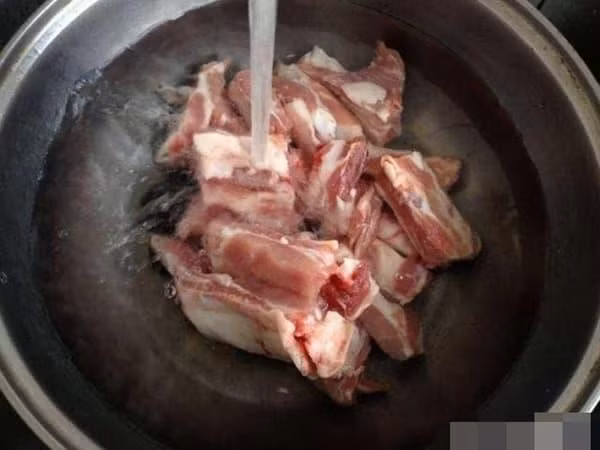 Chan suon heo voi nuoc chua du, phai them 1 buoc moi het hoi tanh-Hinh-3