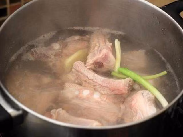 Chan suon heo voi nuoc chua du, phai them 1 buoc moi het hoi tanh-Hinh-4