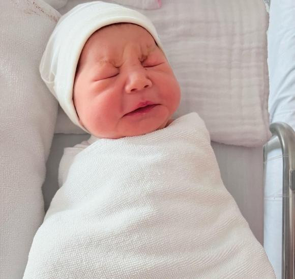 Vừa mới lọt lòng, con gái Salim đã được mẹ lập riêng một tài khoản Instagram - Hình 2 Vua moi lot long, con gai Salim da duoc me lap rieng mot tai khoan Instagram-Hinh-2