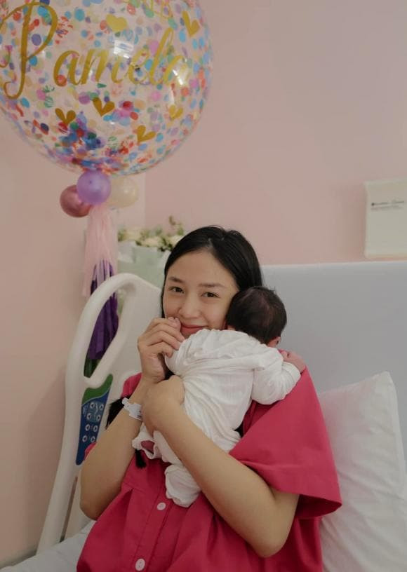 Vừa mới lọt lòng, con gái Salim đã được mẹ lập riêng một tài khoản Instagram - Hình 3 Vua moi lot long, con gai Salim da duoc me lap rieng mot tai khoan Instagram-Hinh-3