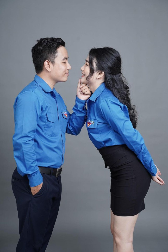 Cùng chung ý tưởng chụp ảnh cưới với màu áo xanh của Đoàn, chú rể Công Thành - cô dâu Minh Phượng cũng ghi dấu ấn kỷ niệm tình yêu trong bộ ảnh mới đây.