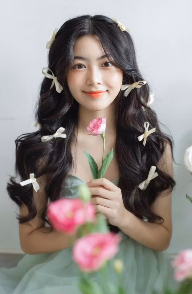 Con gai MC Quyen Linh show dang goi cam o tuoi 17