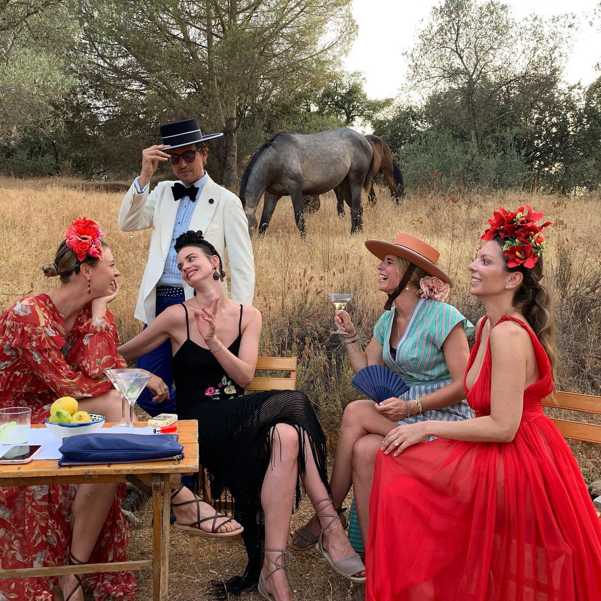 Cựu số một thế giới có những phút giây vui vẻ, hạnh phúc bên Gilkes cùng người thân. Sau khi Sharapova tuyên bố giã từ quần vợt vào tháng 2/2020, doanh nhân người Anh đã ngợi khen cô về sức mạnh, lòng dũng cảm, đồng thời tự hào về những gì "Búp bê Nga" gặt hái được trong sự nghiệp.