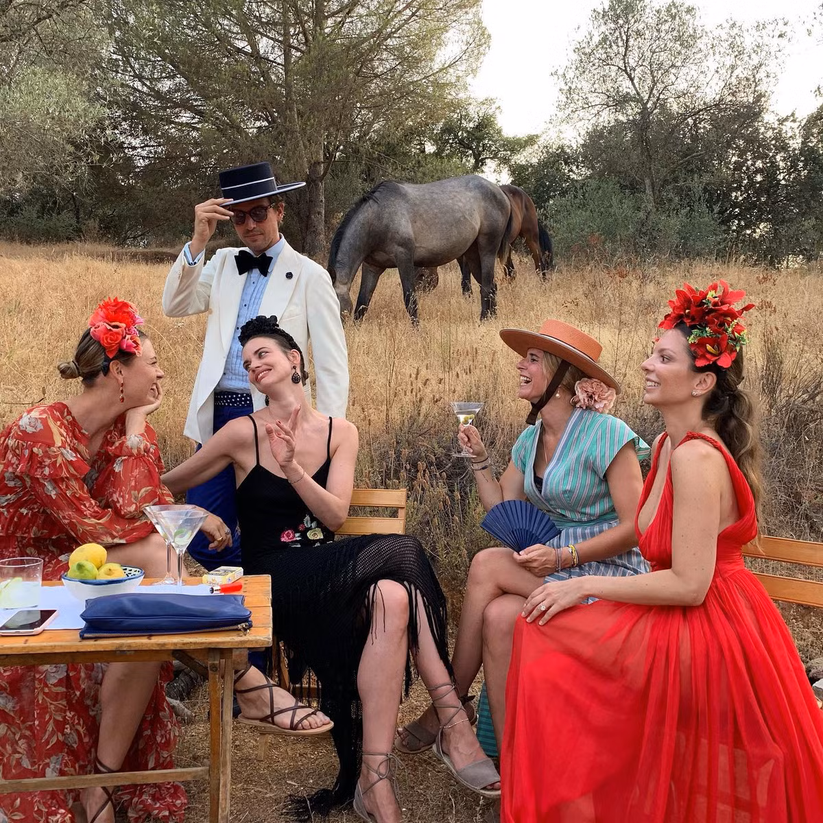 Cựu số một thế giới có những phút giây vui vẻ, hạnh phúc bên Gilkes cùng người thân. Sau khi Sharapova tuyên bố giã từ quần vợt vào tháng 2/2020, doanh nhân người Anh đã ngợi khen cô về sức mạnh, lòng dũng cảm, đồng thời tự hào về những gì "Búp bê Nga" gặt hái được trong sự nghiệp.