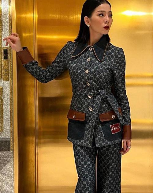 "Oan gia ngõ hẹp": 3 lần đụng đồ Gucci, Hà Hồ thắng đậm Lệ Quyên - Hình 3 "Oan gia ngõ hẹp": 3 lần đụng đồ Gucci, Hà Hồ thắng đậm Lệ Quyên ảnh 3