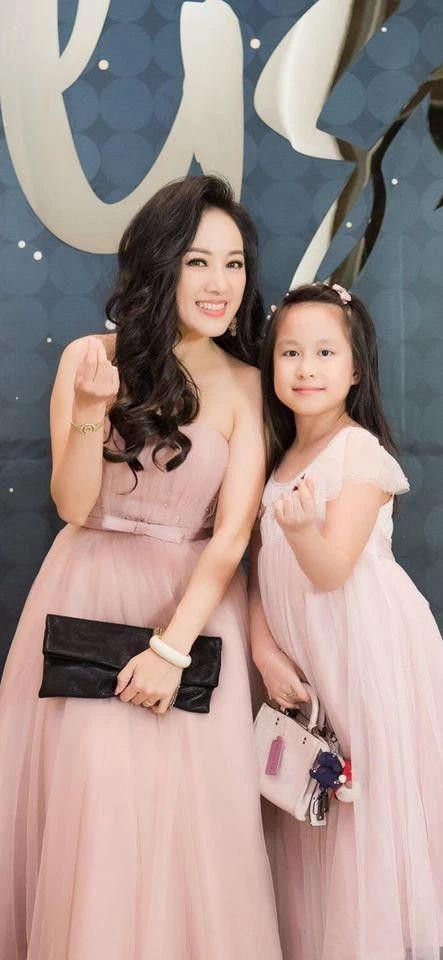 BTV Hoài Anh cho chồng "lên sóng" sau nhiều năm kín như bưng - Hình 3 BTV Hoai Anh cho chong