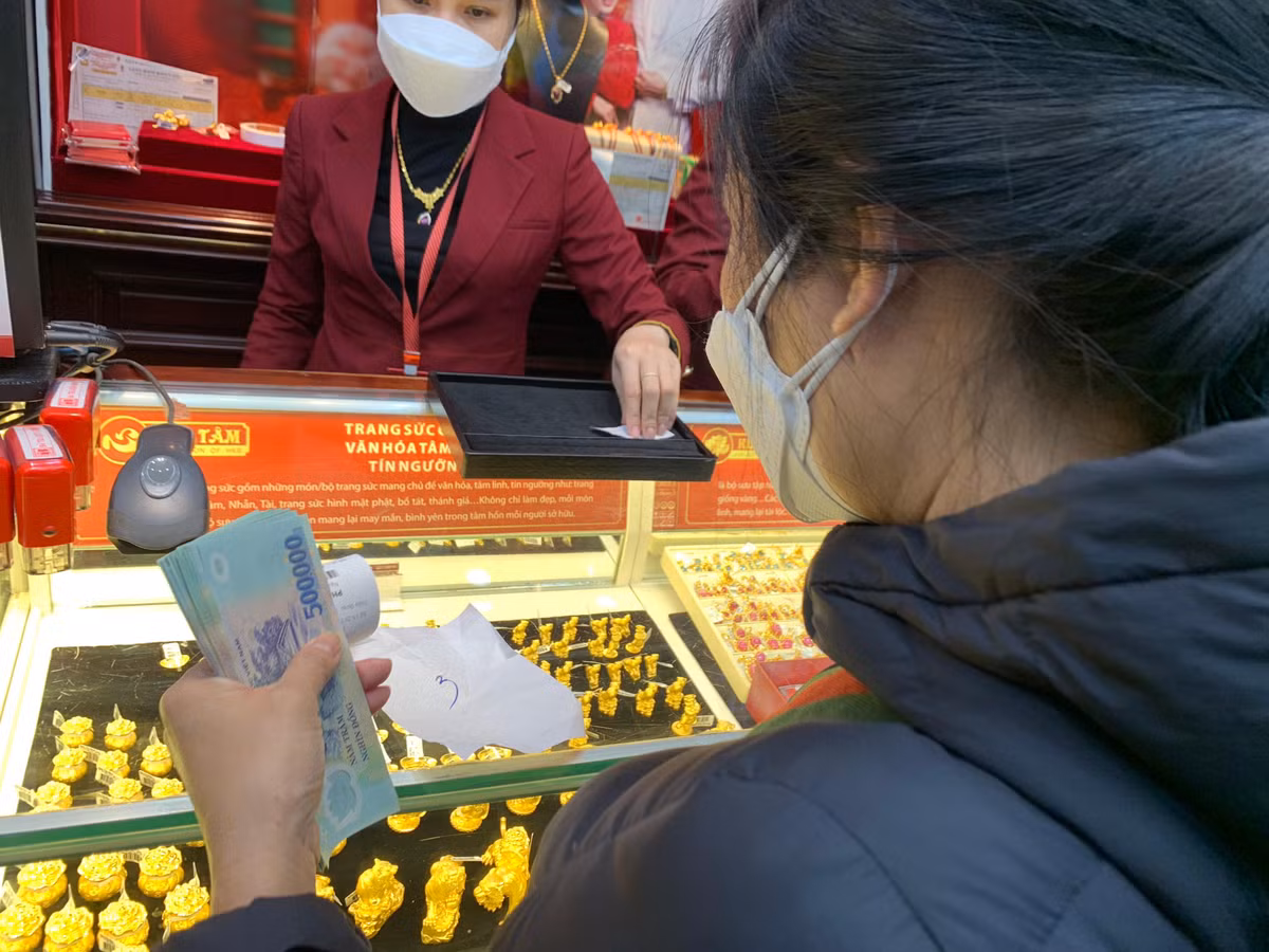 Gia vang hom nay 14/4: USD tang nhanh, vang tiep tuc len cao