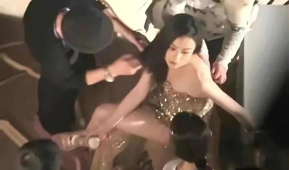 hực tế trong quá khứ, Nghê Ni cũng từng lộ ảnh được nhân viên phục vụ tận tình sau hậu trường. Vẻ mặt cô cho thấy đã quá quen với việc này