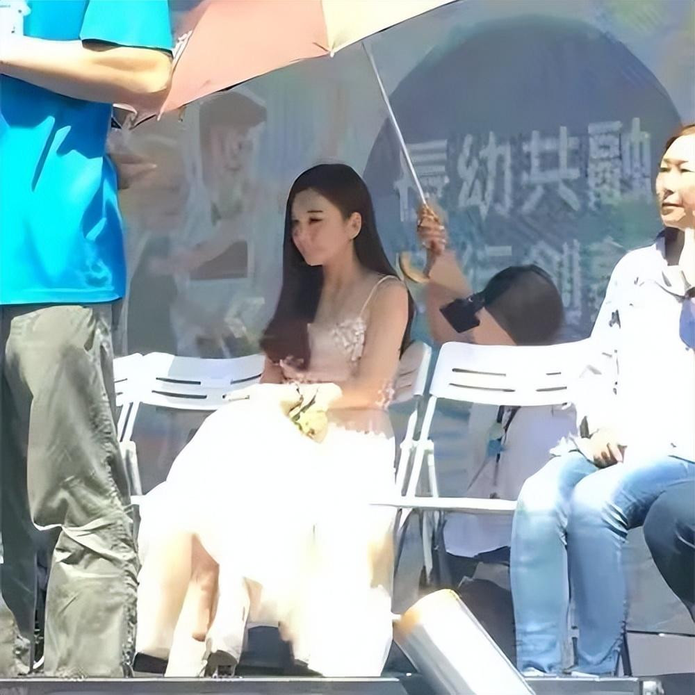 n Bích Hà để trợ lý phải quỳ và cầm ô một lúc lâu để che nắng cho nữ diễn viên