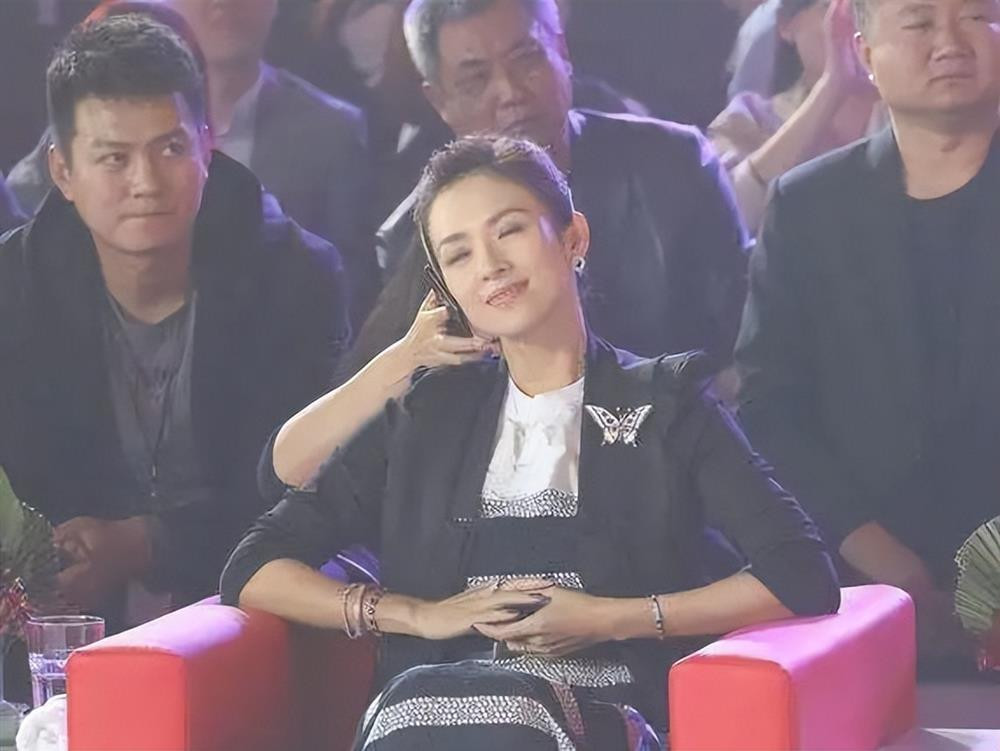 hương Tử Di cũng từng để trợ lý cầm điện thoại trong khi cô đang rất thảnh thơi