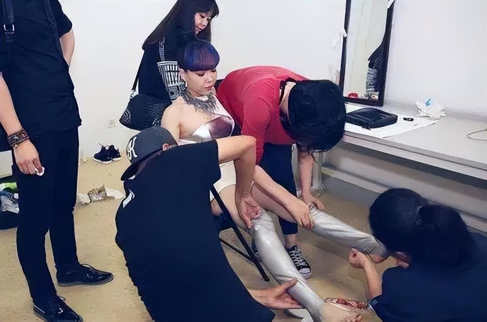 hực tế, việc các ngôi sao được chăm sóc như "bà hoàng" là việc đã quá quen thuộc trong giới giải trí. Bên cạnh những người chỉ trích, cũng có những ý kiến cho rằng đây là công việc các trợ lý được trả tiền để làm nên không có gì đáng tranh cãi. Hay việc có nhiều bộ trang phục đắt đỏ khiến các sao nữ khó có thể tự cúi xuống xỏ giày